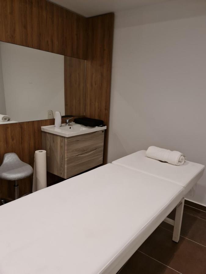 Hotel Aross Kanine Екстериор снимка